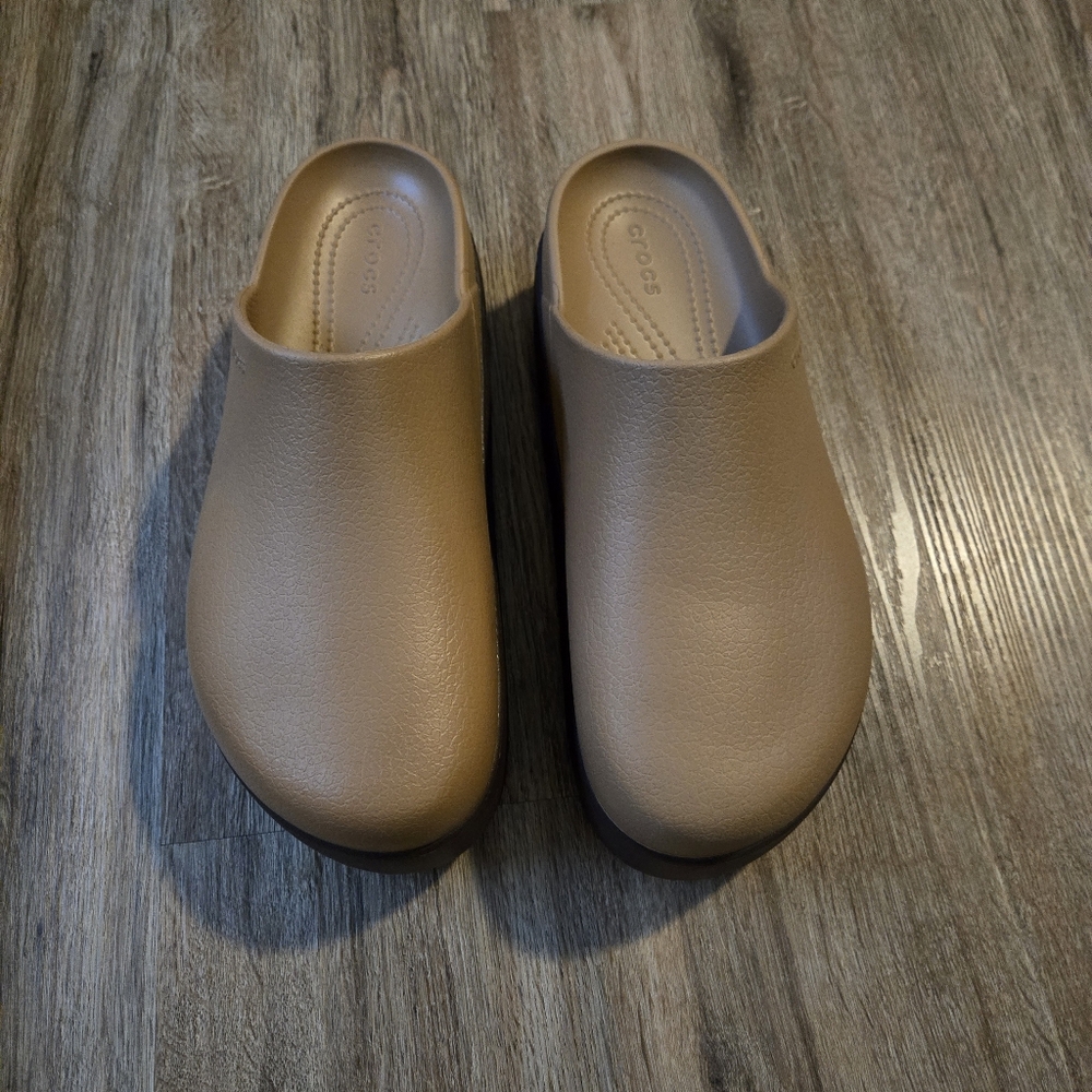 Women's Size 9 Platform Crocs
